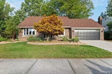 24657 Alicia St, Flat Rock, MI 48134