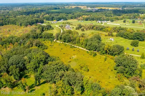 1071 Argentine Rd, Howell, MI 48843