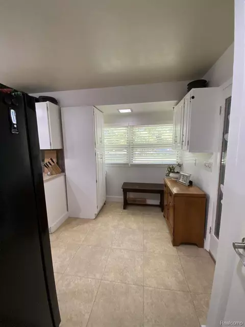 14820 Center Rd, Bath, MI 48808