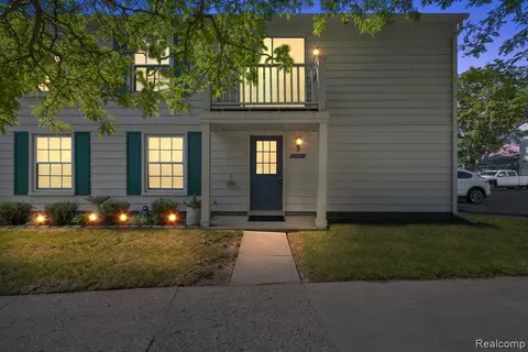 2941 Rockford Ct, Lake Orion, MI 48360