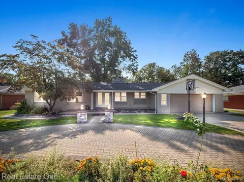 6309 University Dr, Dearborn Heights, MI 48127
