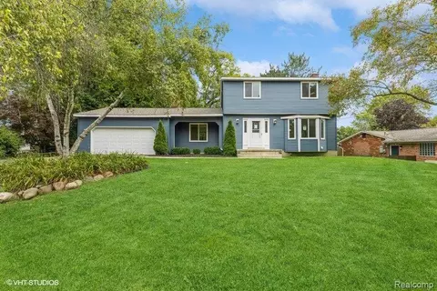 6556 Amy Dr, Clarkston, MI 48348