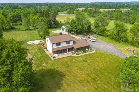 2930 Auten Rd, Groveland, MI 48462