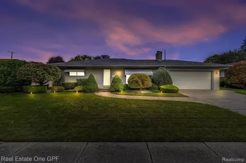 580 Moorland Dr, Grosse Pointe Woods, MI 48236