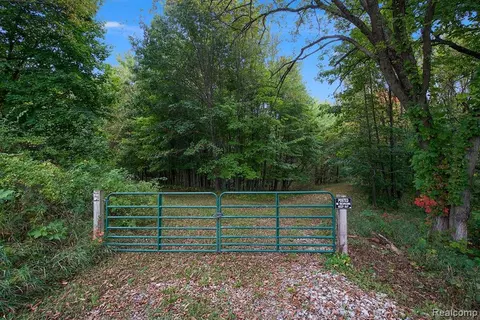 1848 Stonehouse Dr, Gregory, MI 48137