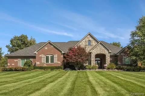 2933 Turning Leaf Dr, Howell, MI 48843