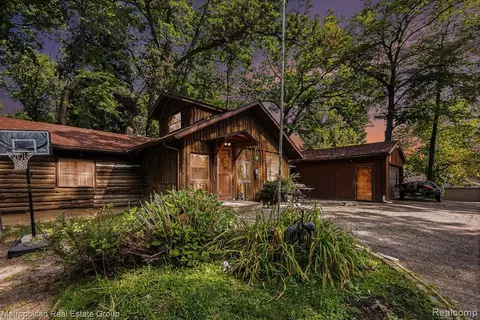 1350 Oklahoma St, Waterford, MI 48327