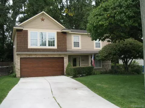 1044 Parkway, Waterford, MI 48328