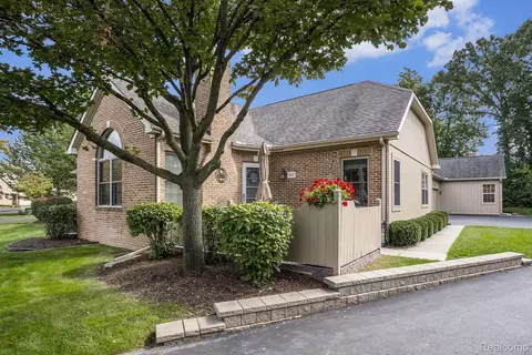 642 Perry Creek Dr, Grand Blanc, MI 48439