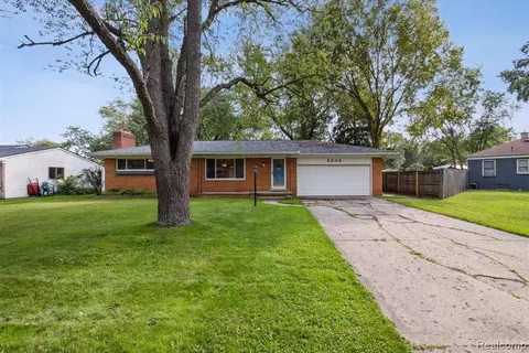 5539 Sunwood Dr, Waterford, MI 48329