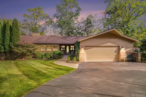 7010 Lake Shannon Crt Ct N, Tyrone, MI 48430