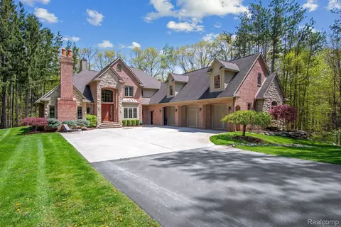 12901 Sleigh Trl, Milford, MI 48380