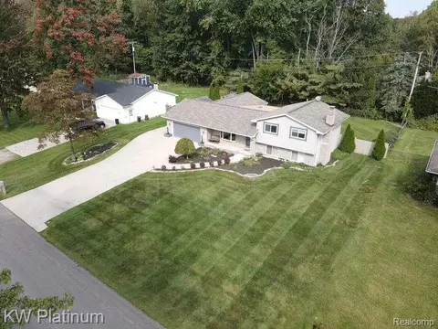 3248 N Shoreview Dr, Fort Gratiot, MI 48059