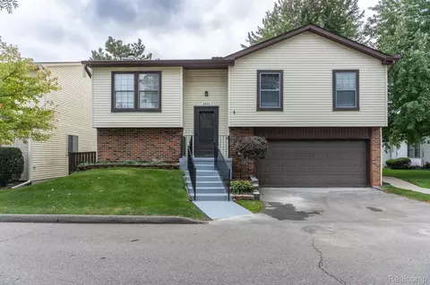 2830 Roundtree Dr, Troy, MI 48083