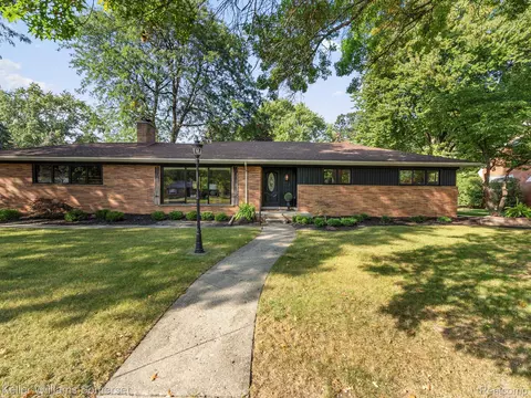 30644 Lyndon St, Livonia, MI 48154