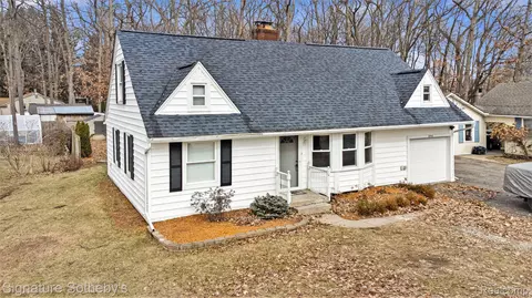 6916 Desmond Rd, Waterford, MI 48329