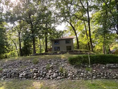 8701 Thendara Blvd, Clarkston, MI 48348