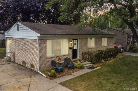 18432 Mesle St, Roseville, MI 48066