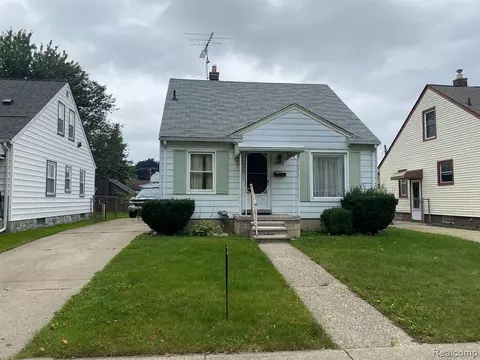 28219 Essex St, Roseville, MI 48066