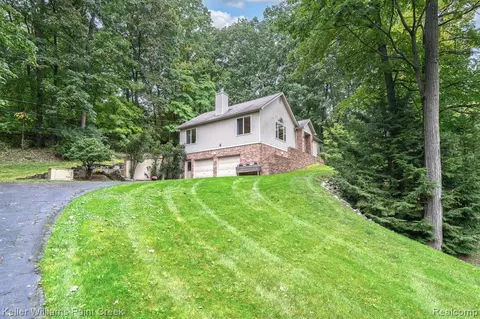 8661 Mohican Dr, Clarkston, MI 48348