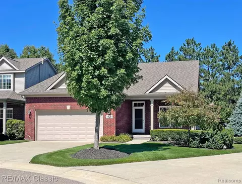 1223 Cambridge Cir #13, Waterford, MI 48327