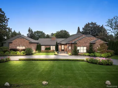 3916 Mount Vernon Dr, Bloomfield Hills, MI 48301