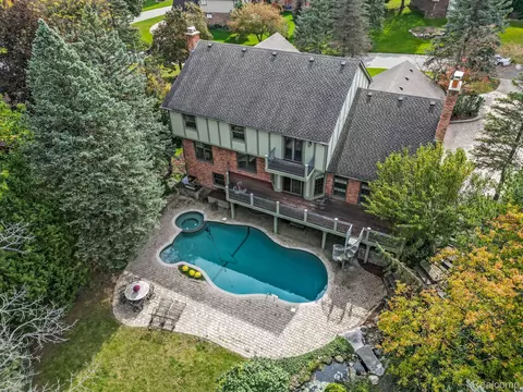 2956 River Trail Dr, Rochester Hills, MI 48309
