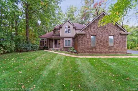7702 S Kilkenny Dr, Brighton, MI 48116