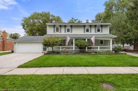23015 Detour St, Saint Clair Shores, MI 48082