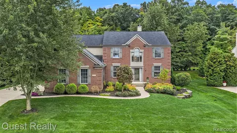 449 Amsbury Ct, Lake Orion, MI 48360