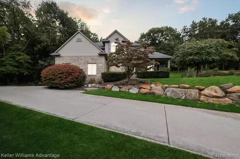 8644 Newport Dr, White Lake, MI 48386