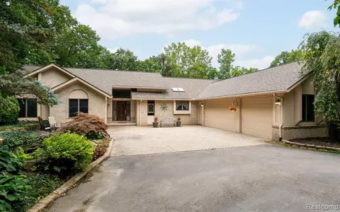 7740 Foster Rd, Clarkston, MI 48346