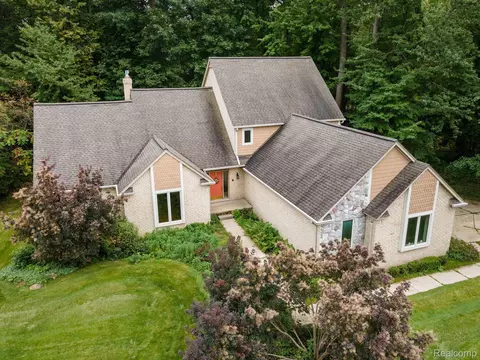 4453 Creekwood Crt Ct, Oakland, MI 48306