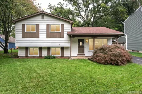 3548 Fort Dr, Waterford, MI 48328