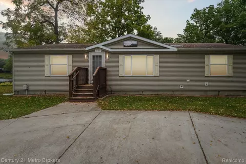 701 S Broad St, Holly, MI 48442