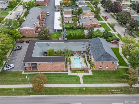 2312 W 14 Mile Rd, Royal Oak, MI 48073