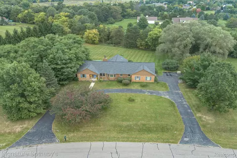 4910 Mallards Lndg, Highland, MI 48357
