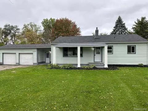 6205 E Maple Ave, Grand Blanc, MI 48439