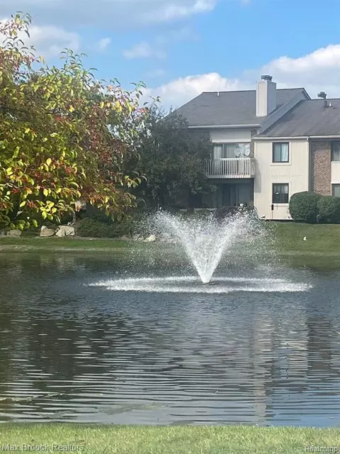 6706 Maple Lakes Dr, West Bloomfield, MI 48322