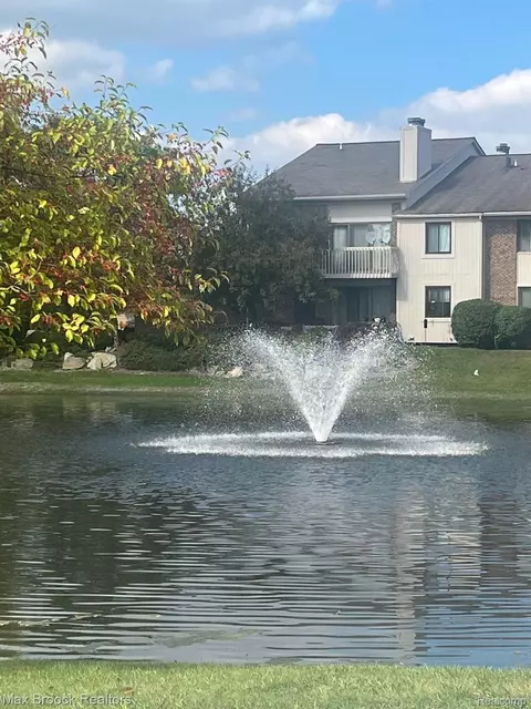 6706 Maple Lakes Dr 10 Dr, West Bloomfield, MI 48322
