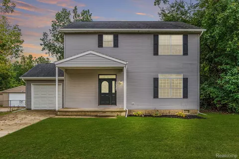 36247 Vinewood St, Romulus, MI 48174