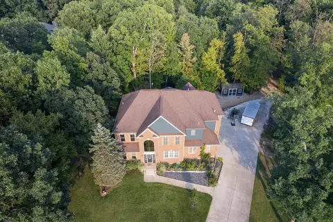 90 Lake Pines Dr, Brighton, MI 48114