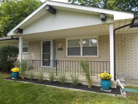 829 Trombley Dr, Troy, MI 48083