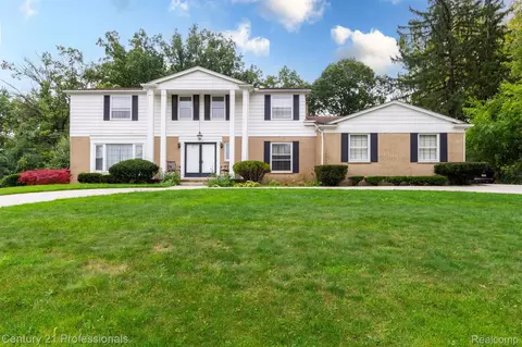 3225 S Hartslock Woods Dr, West Bloomfield, MI 48322