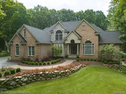 9899 Creekwood Trl, Davisburg, MI 48350