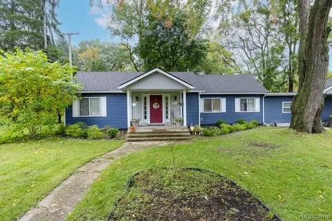 2785 Buick Ave, Waterford, MI 48328