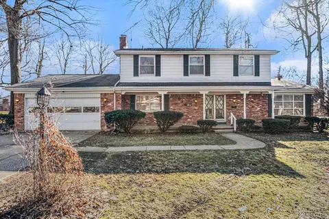 516 Greenwich Ln, Grand Blanc, MI 48439