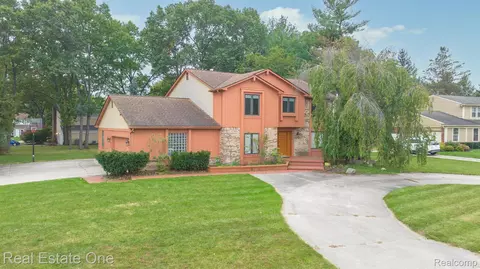 28807 W King William Dr, Farmington Hills, MI 48331