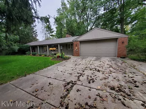 2143 S Hammond Lake Rd, West Bloomfield, MI 48324