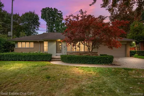 7 Vernier Rd, Village Of Grosse Pointe Shores, MI 48236